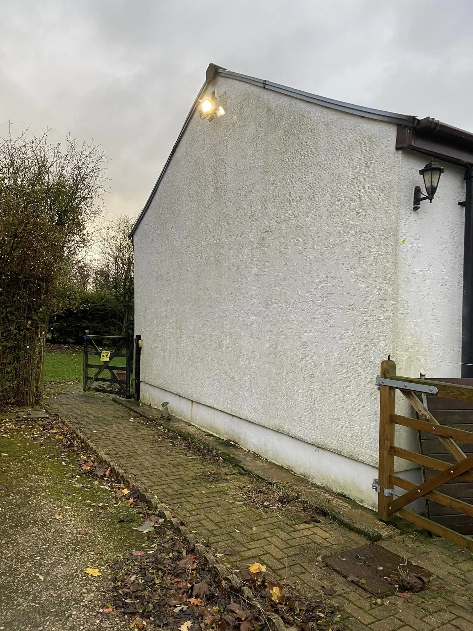 Side wall exterior lighting installation